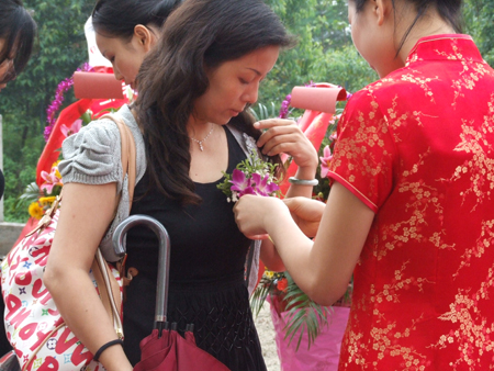為(wéi)來賓帶上禮花