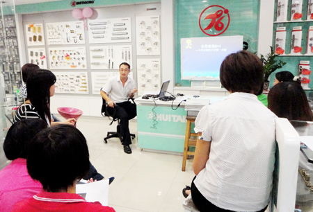 八哥影院中山、佛山地區八哥影院(lóng)專賣店培訓場景