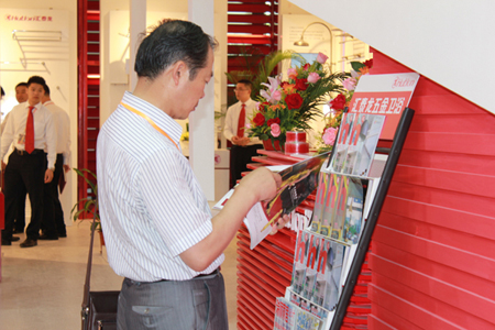 .參展商被豐(fēng)富的企業文化宣傳資料(liào)吸引