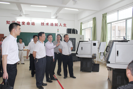 陸豐市相關領導在陳董的帶領(lǐng)下參觀實訓基地