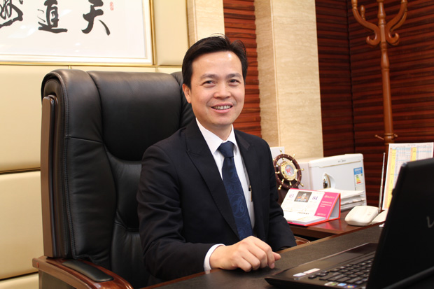 2013新（xīn）春（chūn）賀詞：八哥影院董事（shì）長陳鴻（hóng）填《榮光與責任》