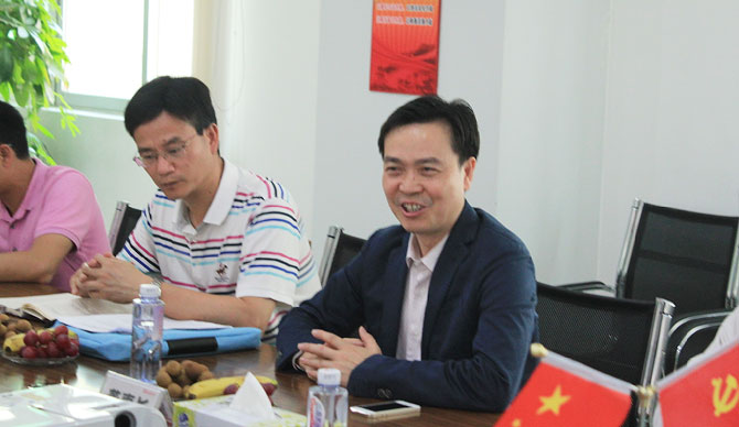 開展(zhǎn)黨的群眾路線教育實踐活動會議(yì)現場